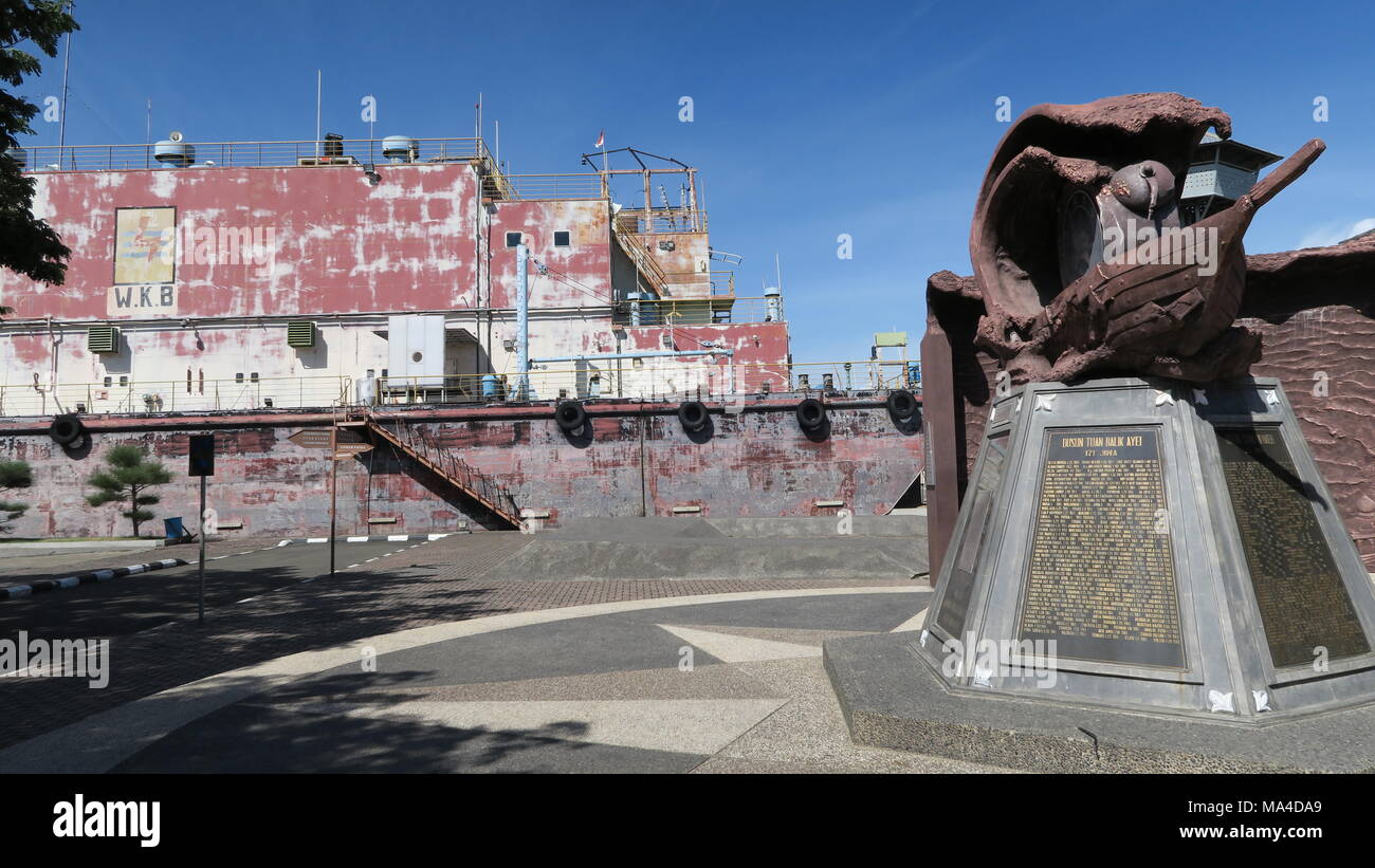 PLTD Apung 1 groupe électrogène de puissance - 2 600 tonnes d'une barge qui lavé environ cinq kilomètres à l'intérieur des terres par la vague du tsunami du 26 décembre 2004 Banda Aceh en Indonésie Banque D'Images