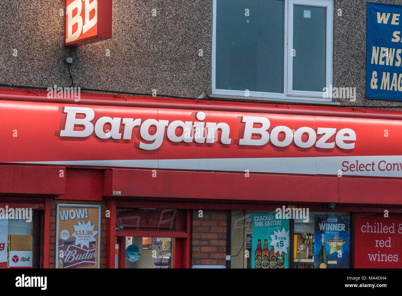 Bargain Booze shop entre dans l'entreprise l'administration de la faillite La faillite de l'employé du personnel des magasins des alcools alcool Boissons Boissons Boissons licence off Banque D'Images