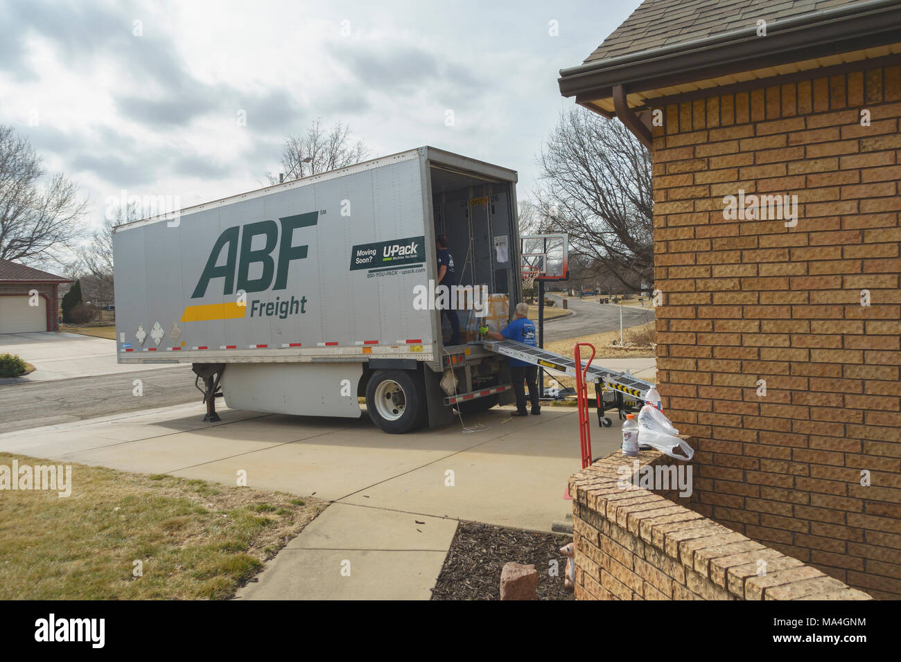 Deux hommes de race blanche décharger des marchandises d'un ménage UPack ABF ou camion de déménagement dans la région de Wichita, Kansas, États-Unis. Banque D'Images