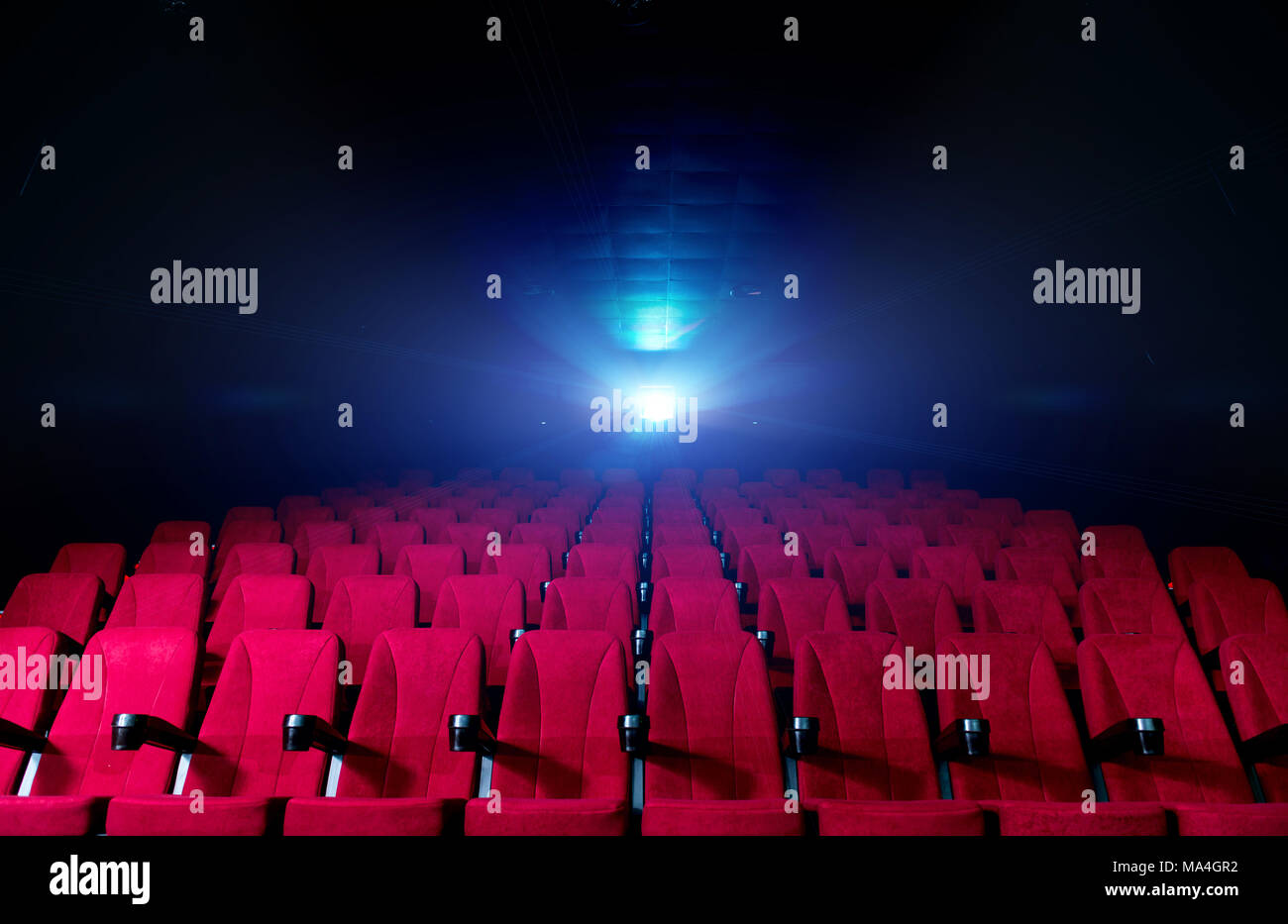 Salle de cinéma intérieur avec des fauteuils rouges et de travail projecteur Banque D'Images
