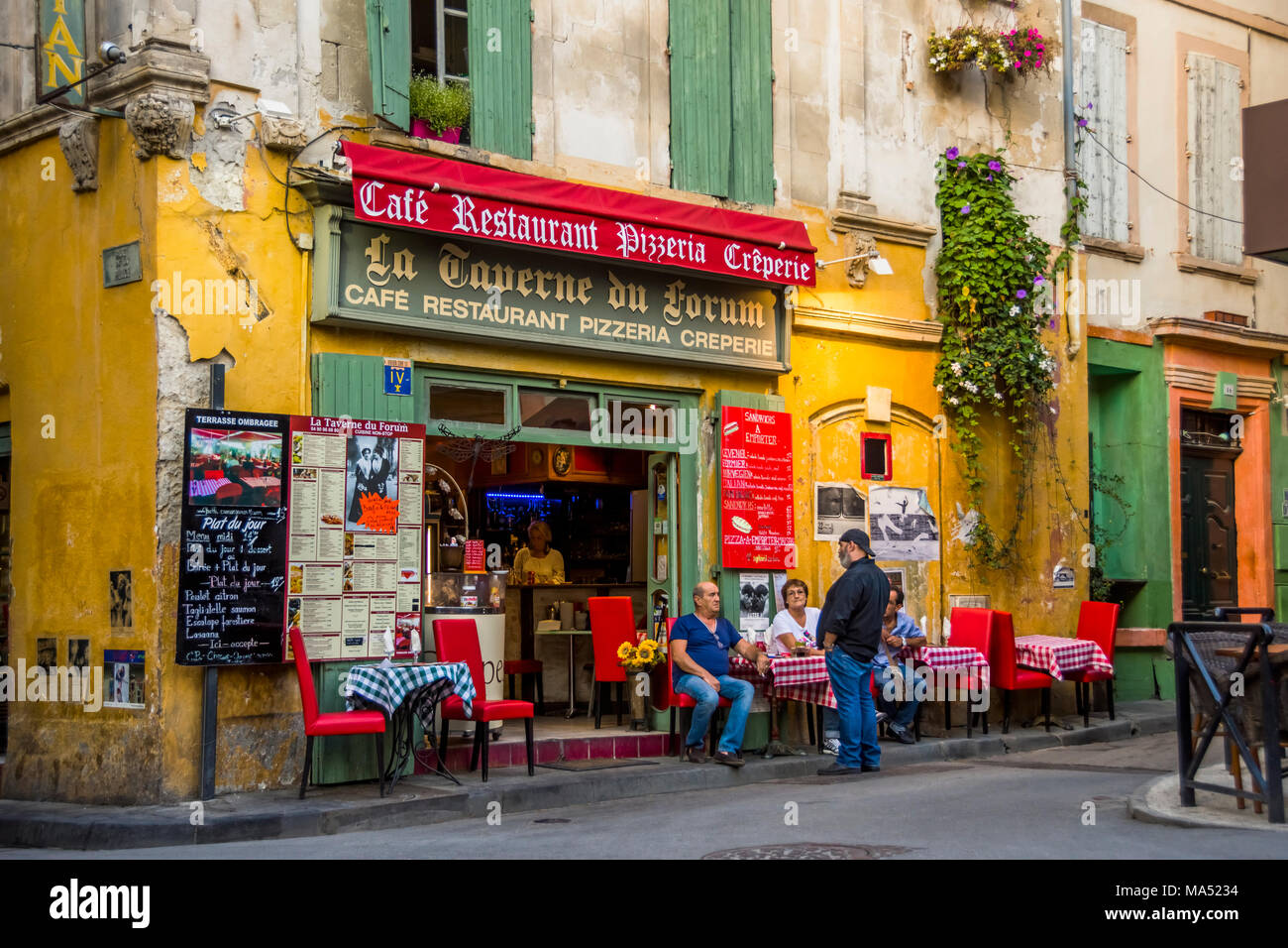 La taverne du Forum Restaurant à Arles, France Banque D'Images