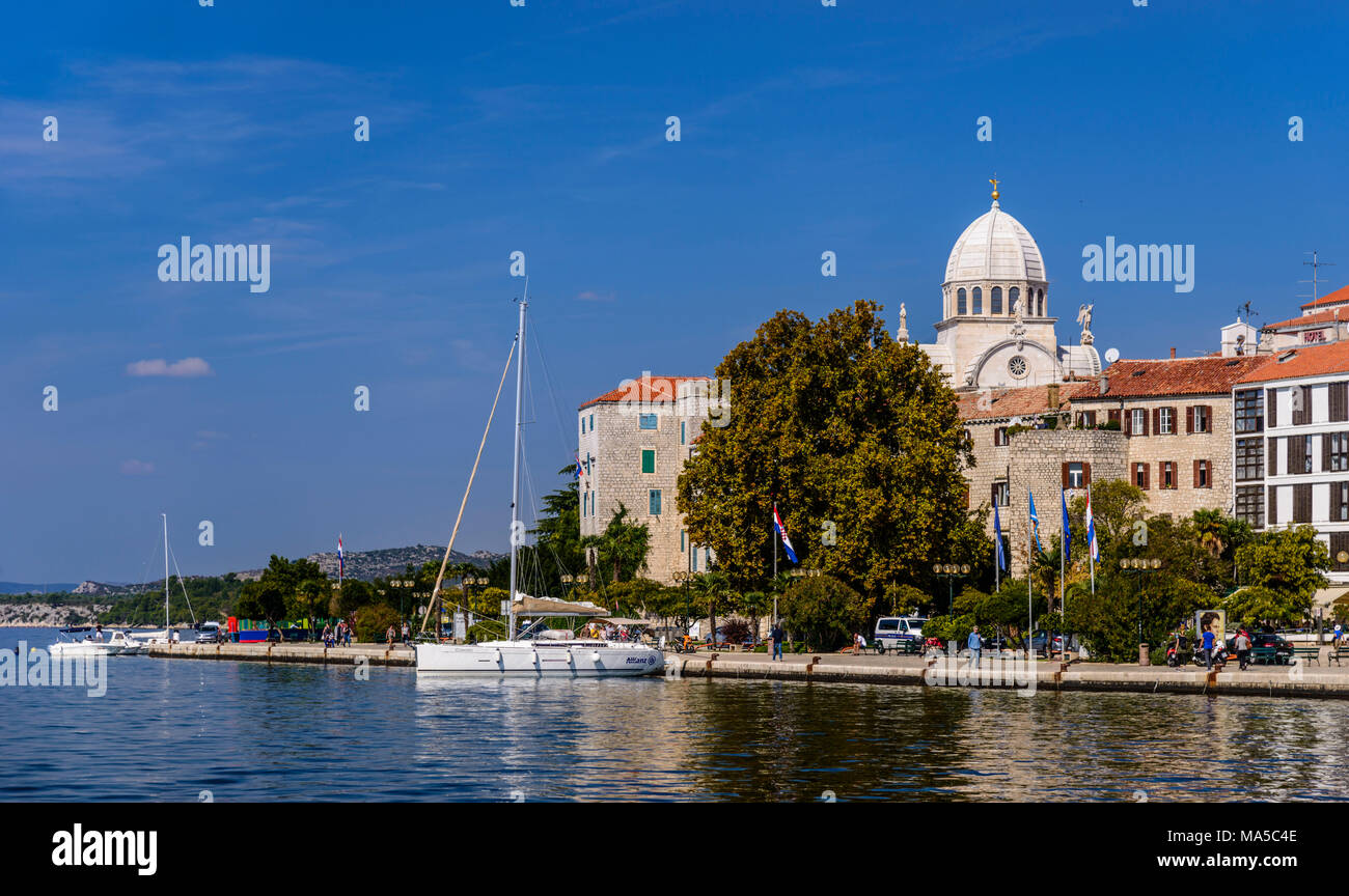 La Croatie, Dalmatie, Sibenik, Vieille Ville, Cathédrale Sveti Jakov promenade avec Banque D'Images
