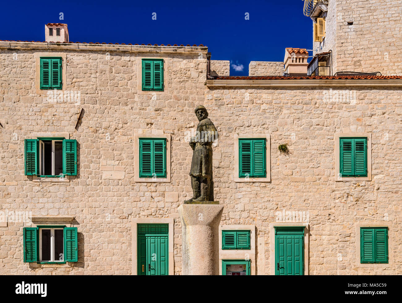 La Croatie, Dalmatie, Sibenik, Vieille Ville, Trg Republike de Croatie, Dalmatinac Monument Banque D'Images