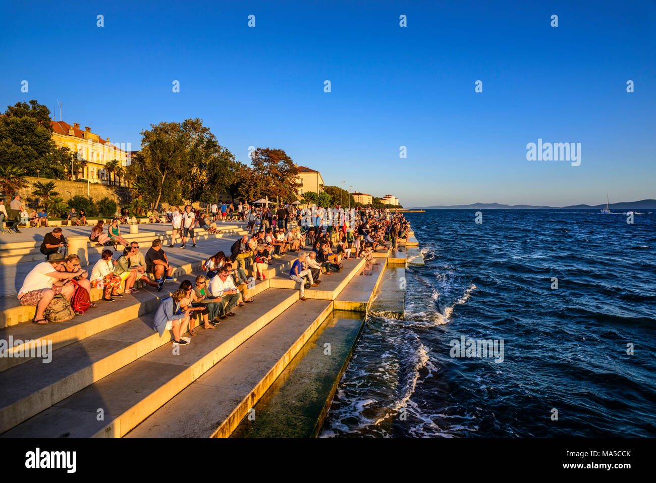 La Croatie, Dalmatie, Zadar, la promenade Riva, escalier à l'orgue de la mer, l'architecte Nikola Basic Banque D'Images