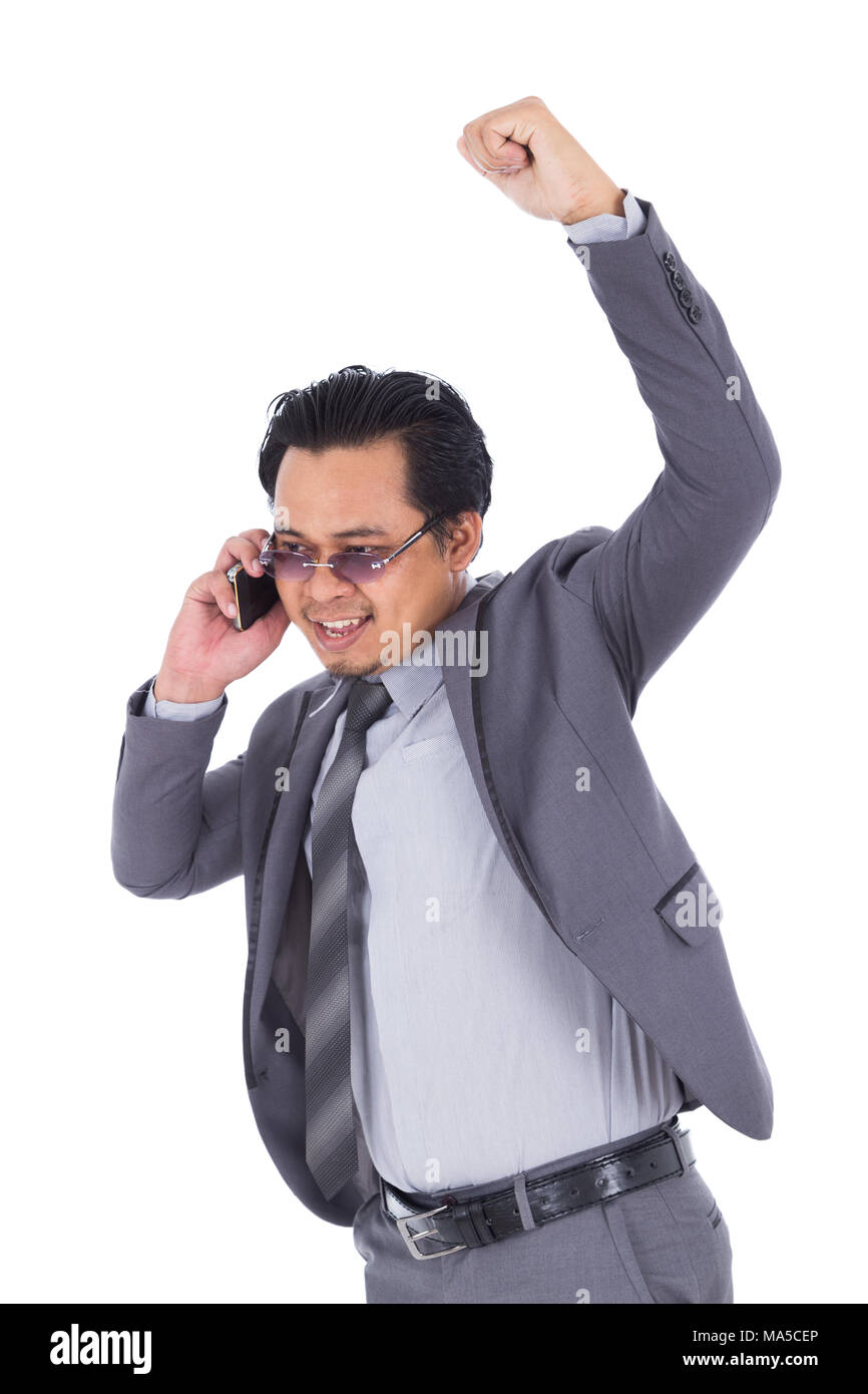Happy businessman talking on smartphone avec bras levé isolé sur fond blanc Banque D'Images