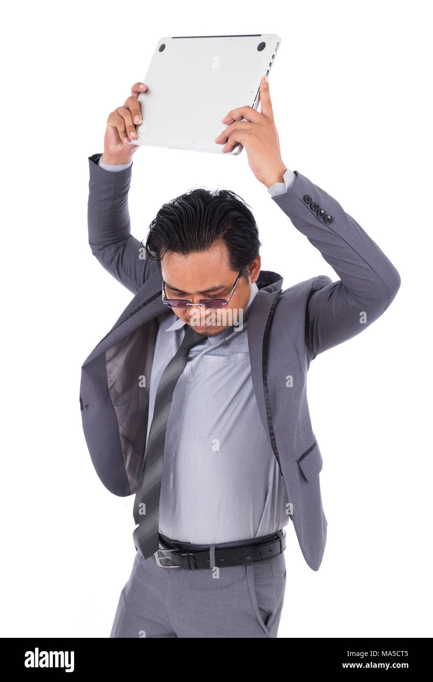 Très en colère contre l'homme d'affaires est de jeter son ordinateur  portable isolé sur fond blanc Photo Stock - Alamy