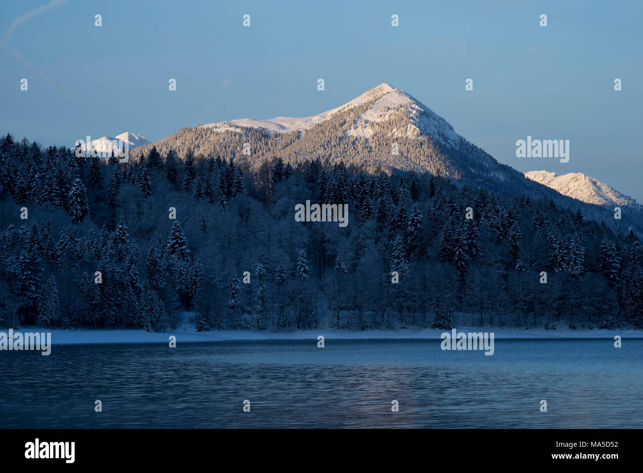L'humeur du soir au Lac de Walchen (Spain) en hiver, les Préalpes bavaroises, Bavière, Allemagne Banque D'Images