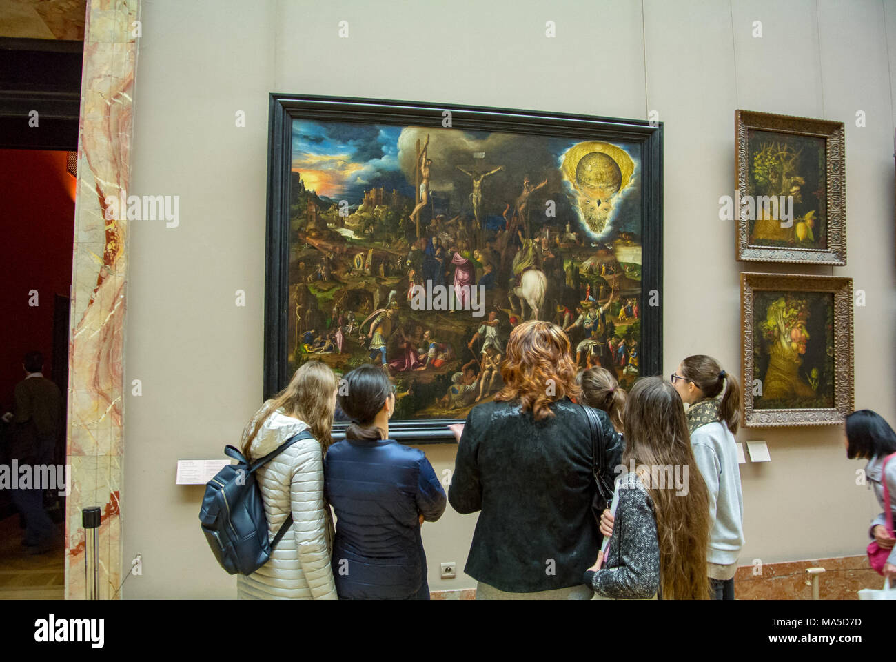 Les touristes à la recherche de peinture d'art, musée du Louvre, Paris, France Banque D'Images