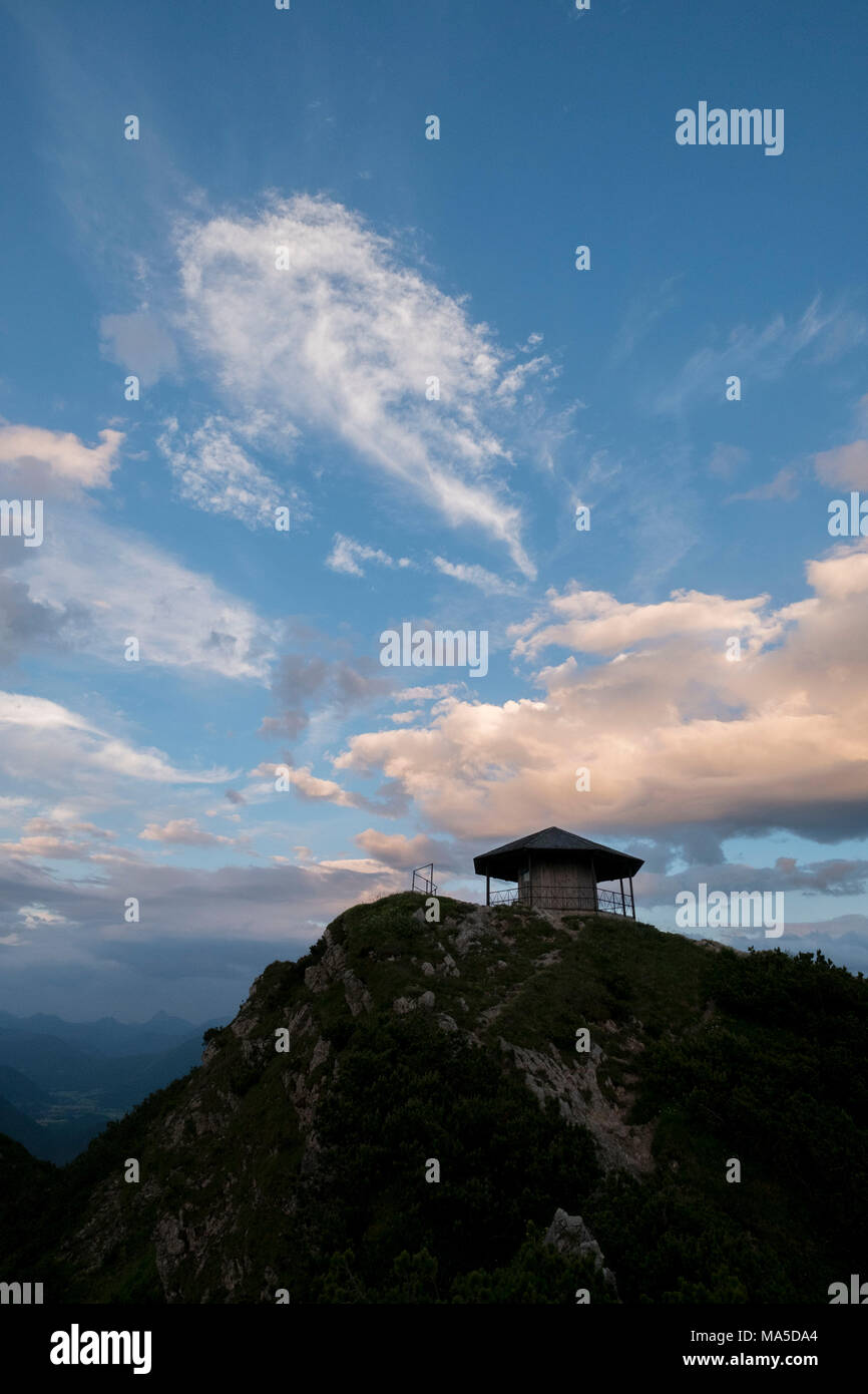 Pavillon, sur le sommet d'Italia, les montagnes de Walchensee, Préalpes bavaroises, Bavière, Allemagne Banque D'Images
