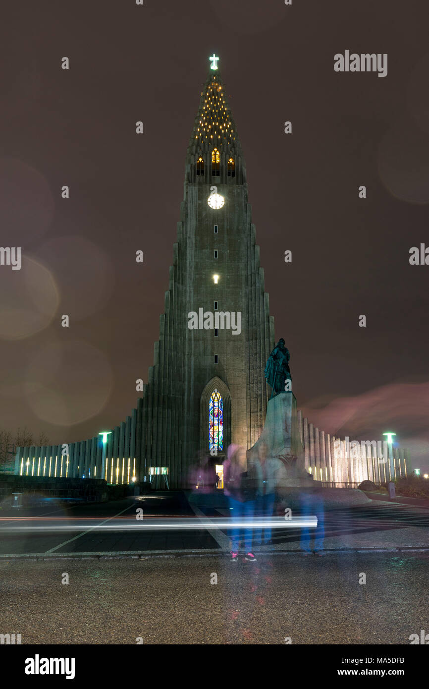 L'Europe, l'Europe du Nord, l'Islande, Reykjavik, Hallgrimskirkja, scène de rue le soir à l'Hallgrimskirkja Banque D'Images