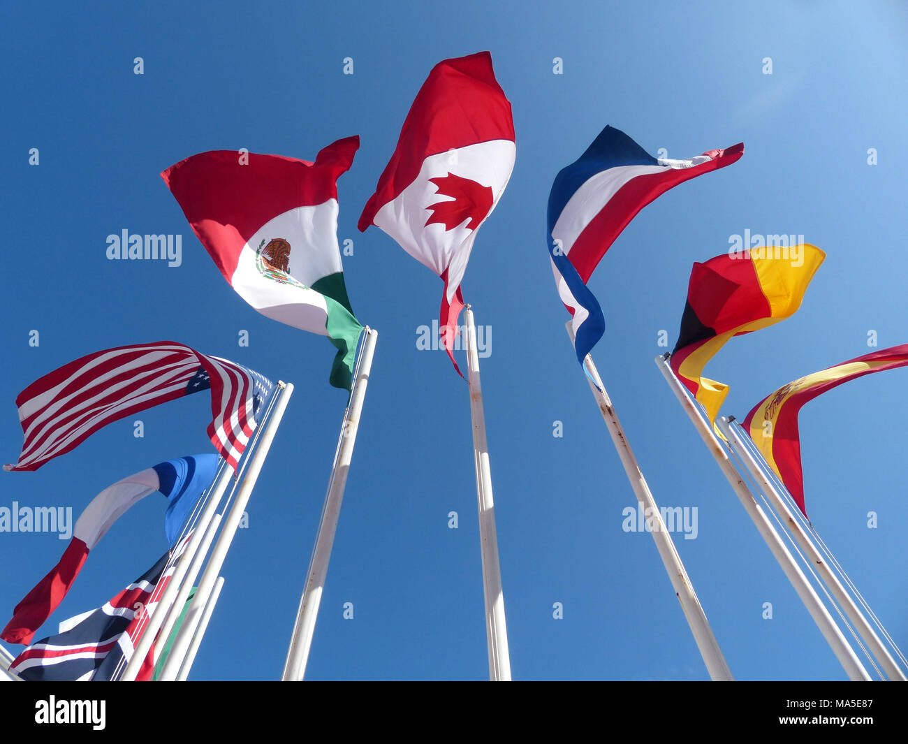 Drapeaux internationaux de haut vol à Playa del Carmen, Mexique Banque D'Images
