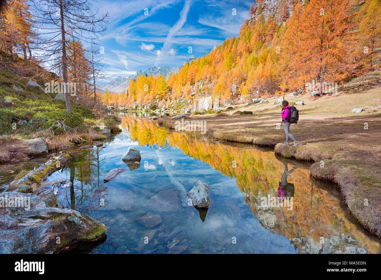 Un touriste à regarder le petit lac près de Crampiolo connu sous le nom de lac des sorcières, Alpe Veglia et parc naturel Alpe Devero, Baceno, Verbano Cusio Ossola province, Piémont, Italie Banque D'Images