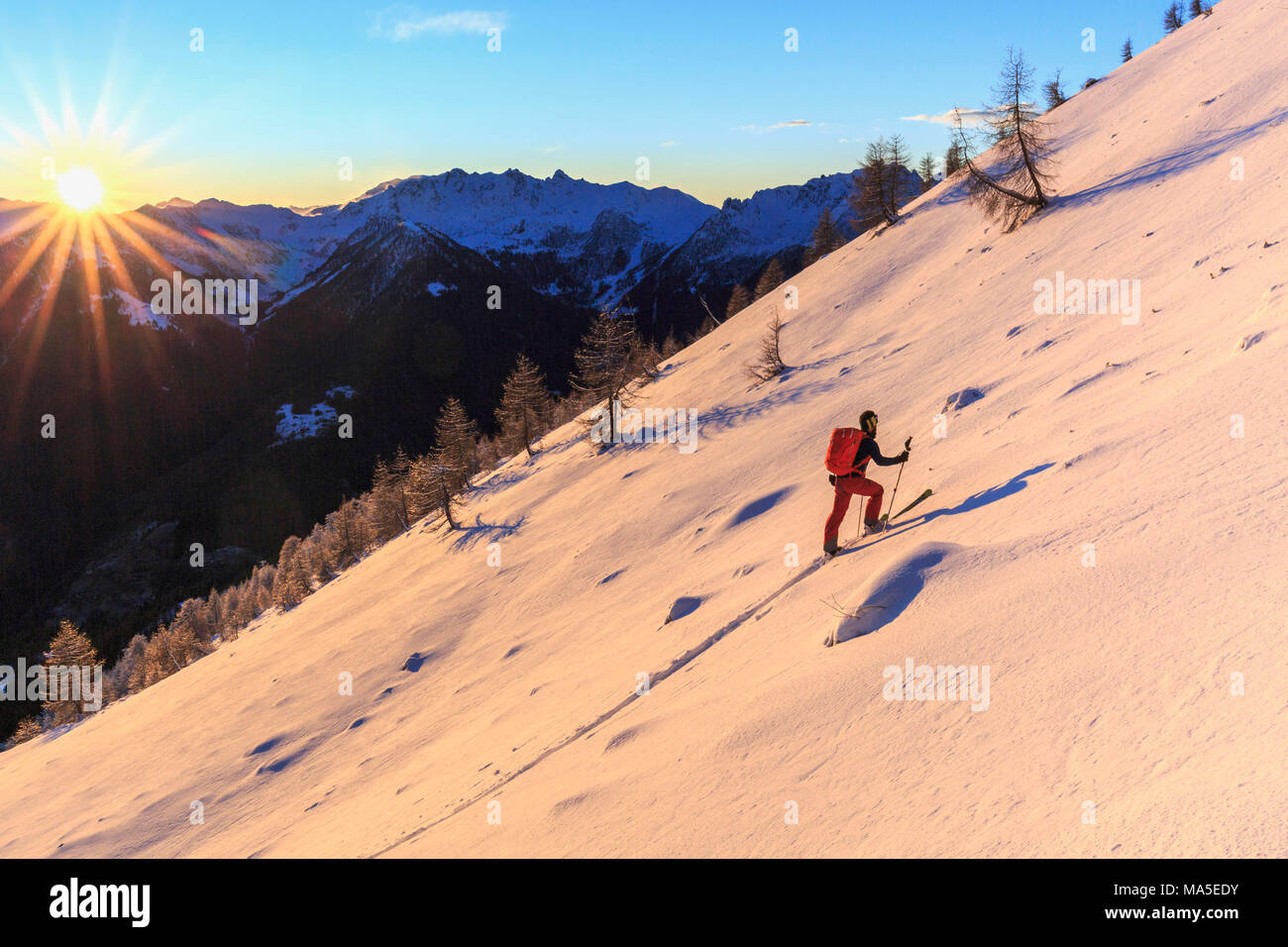 Du ski sur pente raide vers Cima Rosetta, Gerola, vallée de la Valteline, province Sondrio, Lombardie, Italie Banque D'Images