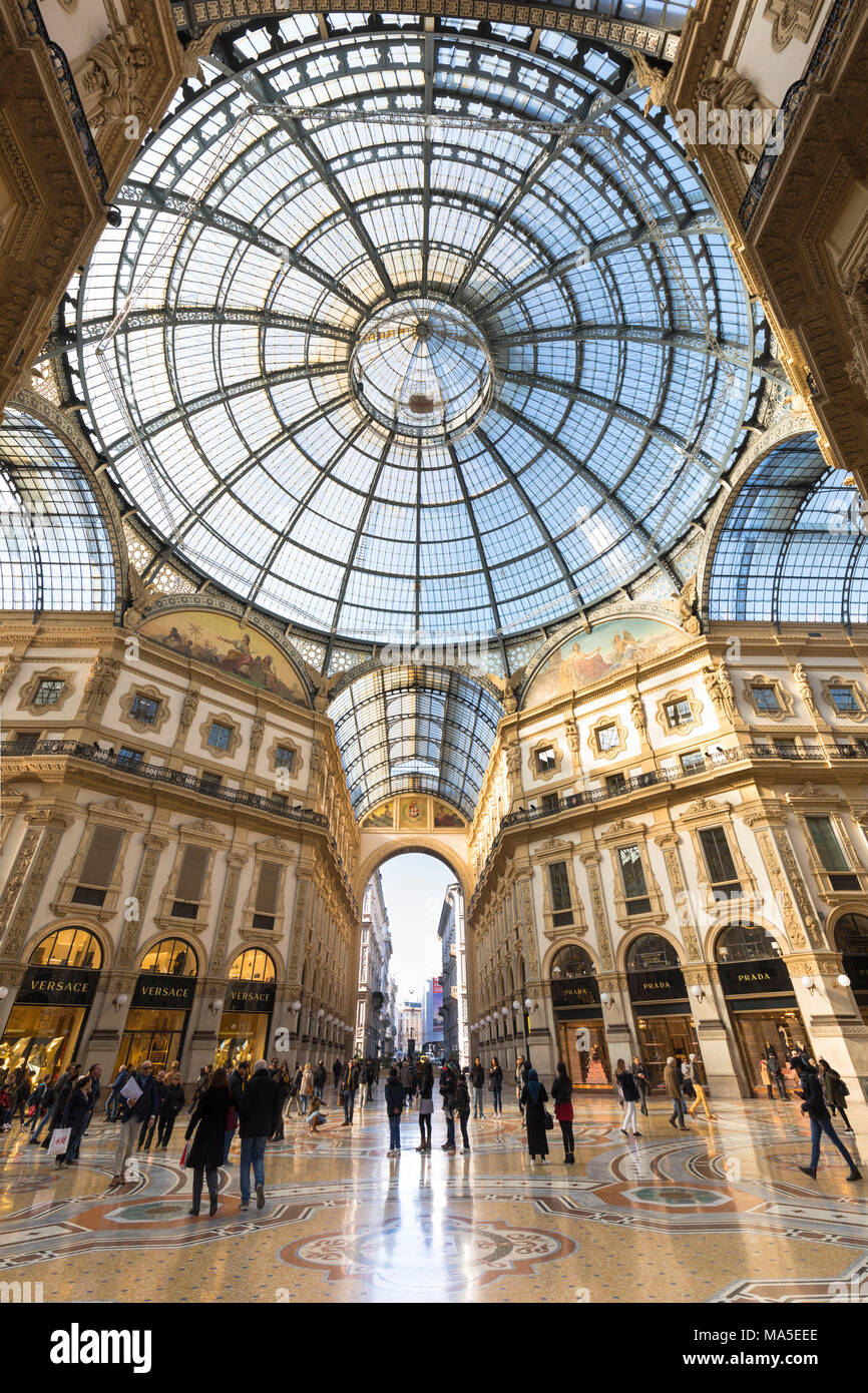 Une vue de la Rinascente, la célèbre galerie avec sa magnifique architecture, près de la cathédrale de Milan, province de Milan, Lombardie, Italie Banque D'Images Une vue de la Rinascente, la célèbre galerie avec sa magnifique architecture, près de la cathédrale de Milan, province de Milan, Lombardie, Italie Banque D'Images
