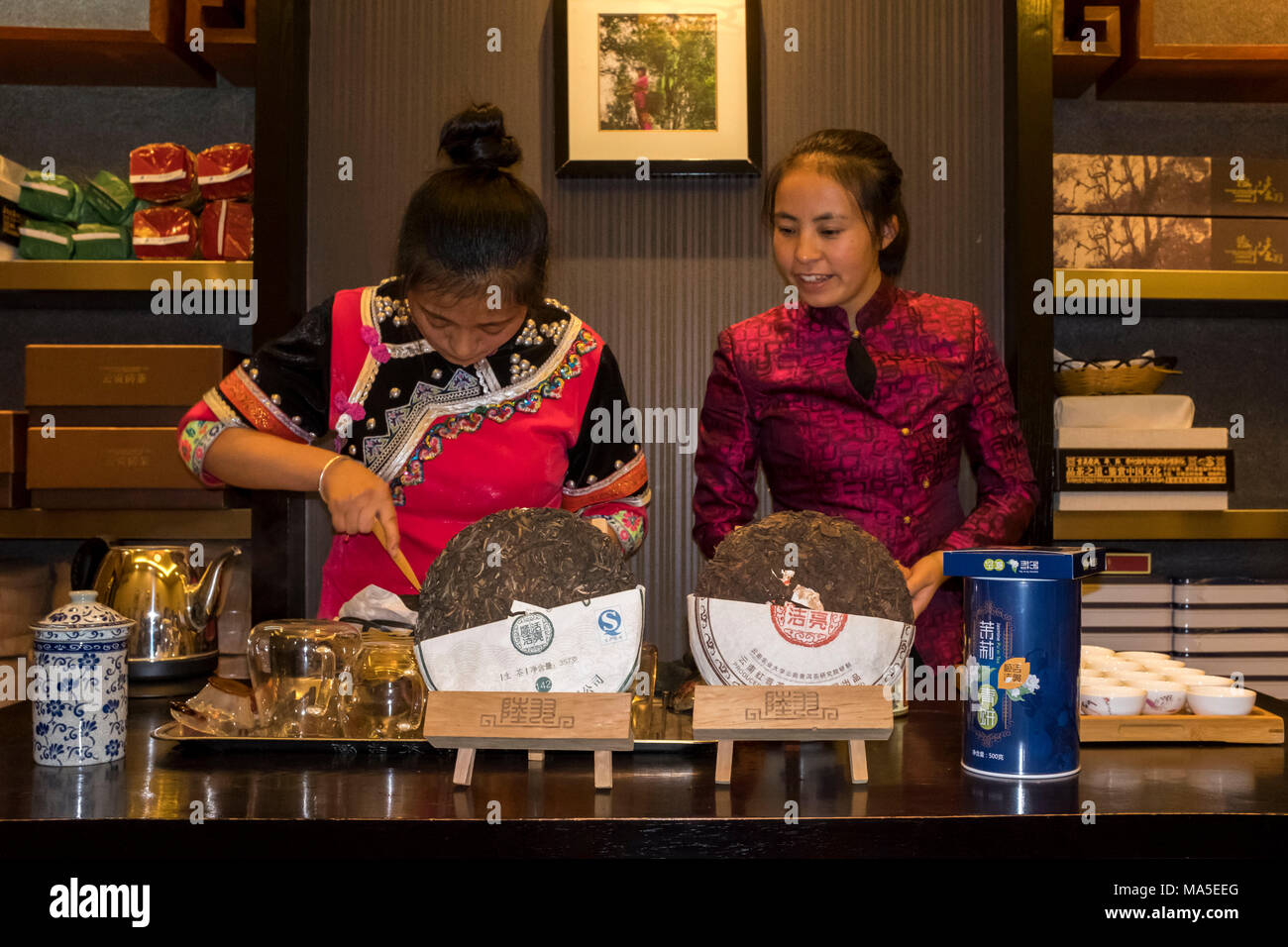 Cérémonie du thé chinois de brassage, Kunming, Province du Yunnan, Chine, Asie, Asiatique, l'Asie orientale, Extrême-Orient Banque D'Images