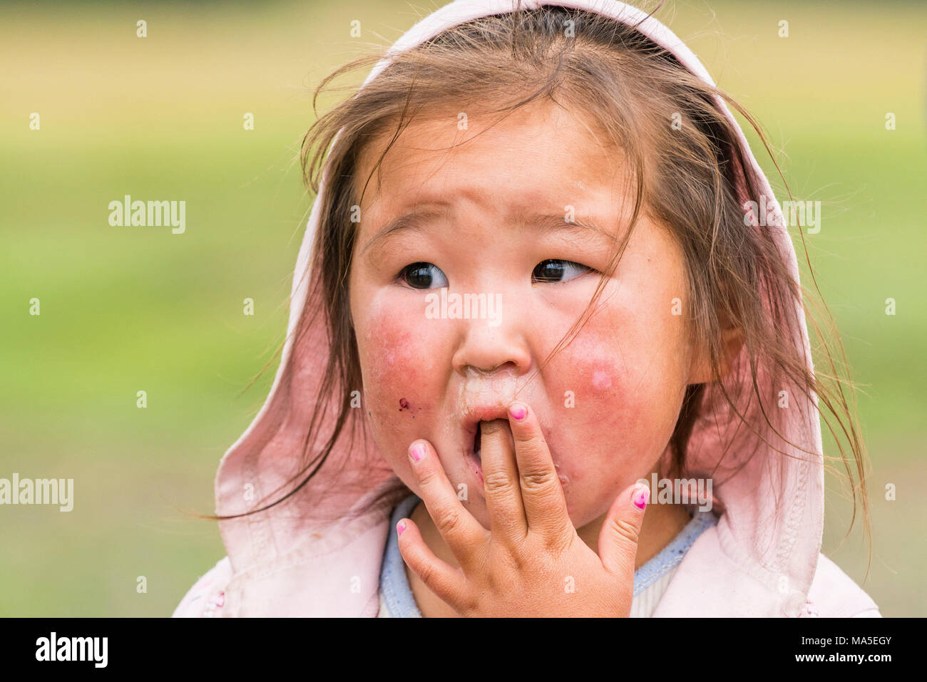 Portrait d'une petite fille nomade mongol avec capot. Province Nord Hangay, la Mongolie. Banque D'Images