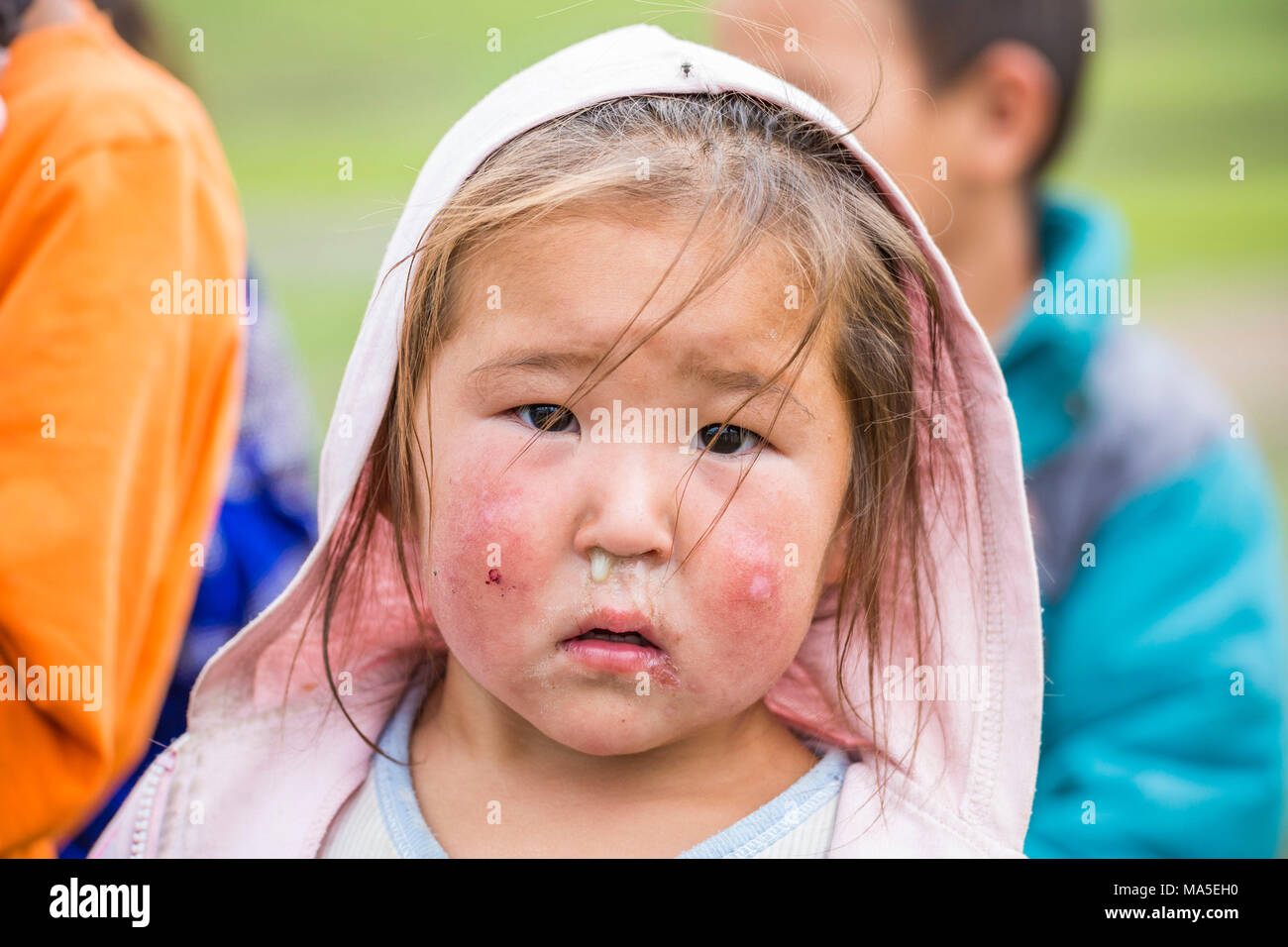 Portrait d'une petite fille nomade mongol avec capot. Province Nord Hangay, la Mongolie. Banque D'Images