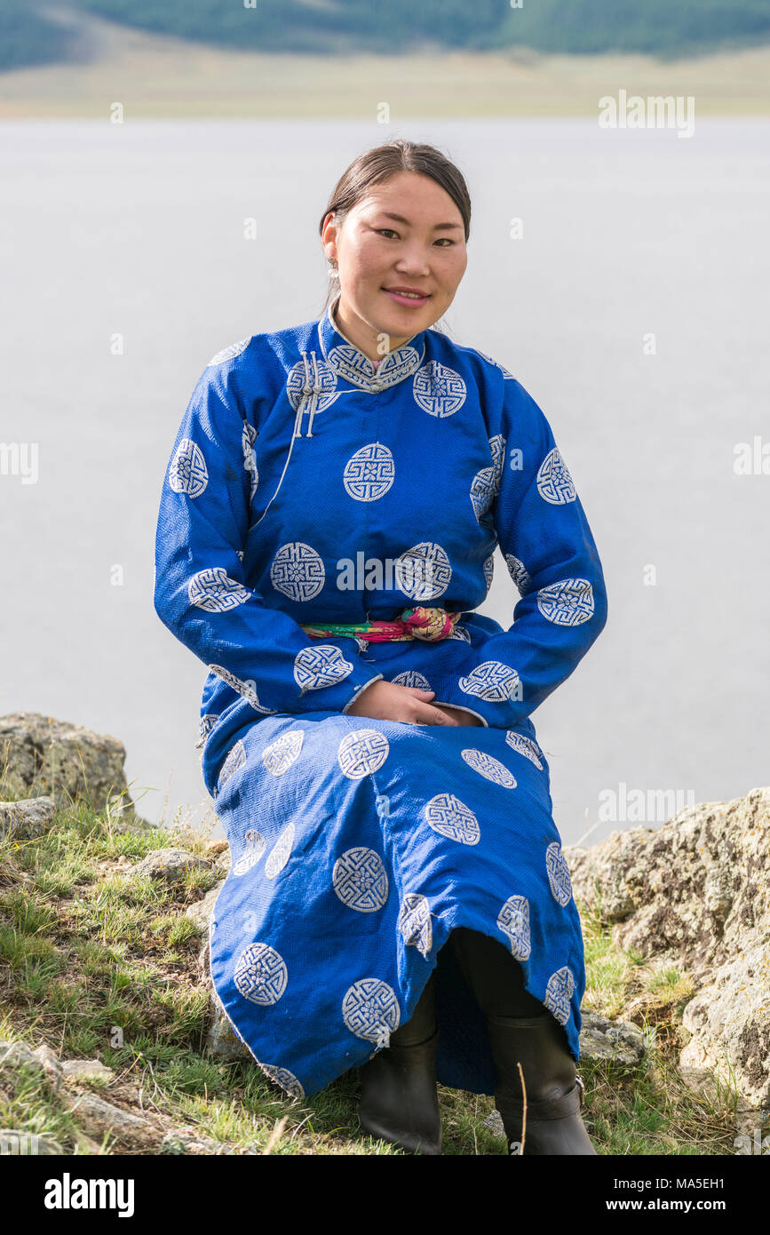 Femme mongole et Lac Blanc en arrière-plan. Crétariat district, province du Nord, la Mongolie. Hangay Banque D'Images