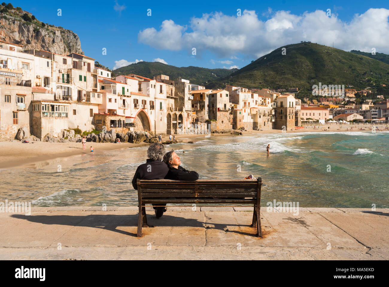 Les touristes se détendre à Cefalù l'Europe, Italie, Sicile, Palerme, Cefalù, Madonie Banque D'Images
