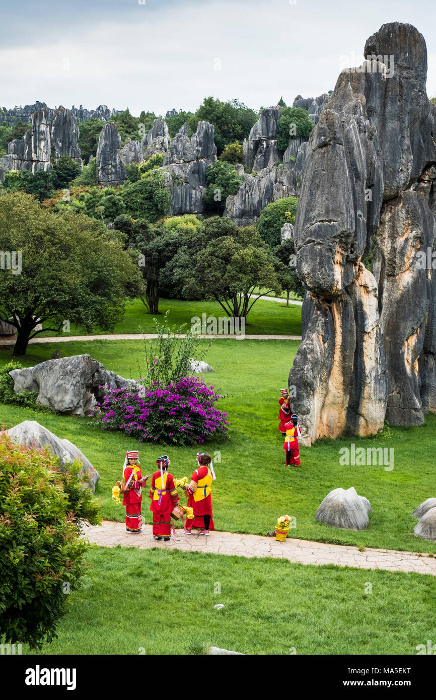 Les filles des minorités Sani avec costumes traditionnels à la forêt de pierre de Shilin ou, Kunming, Province de Yunnan, Chine, Asie, Asiatique, l'Asie orientale, Extrême-Orient Banque D'Images