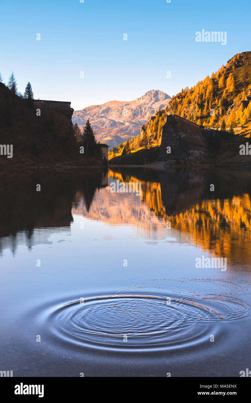 Barrage dans la vallée de Scalve de Gleno, Lombardie, province de Bergame, en Italie. Banque D'Images