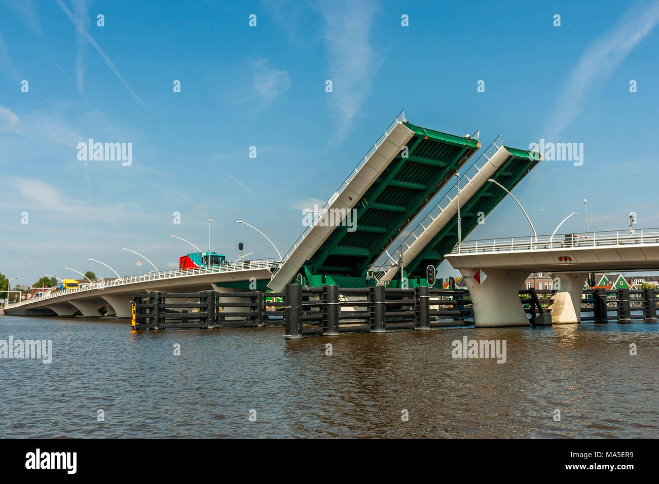 Navire en passant par pont-levis au-dessus de la rivière Zaan Banque D'Images