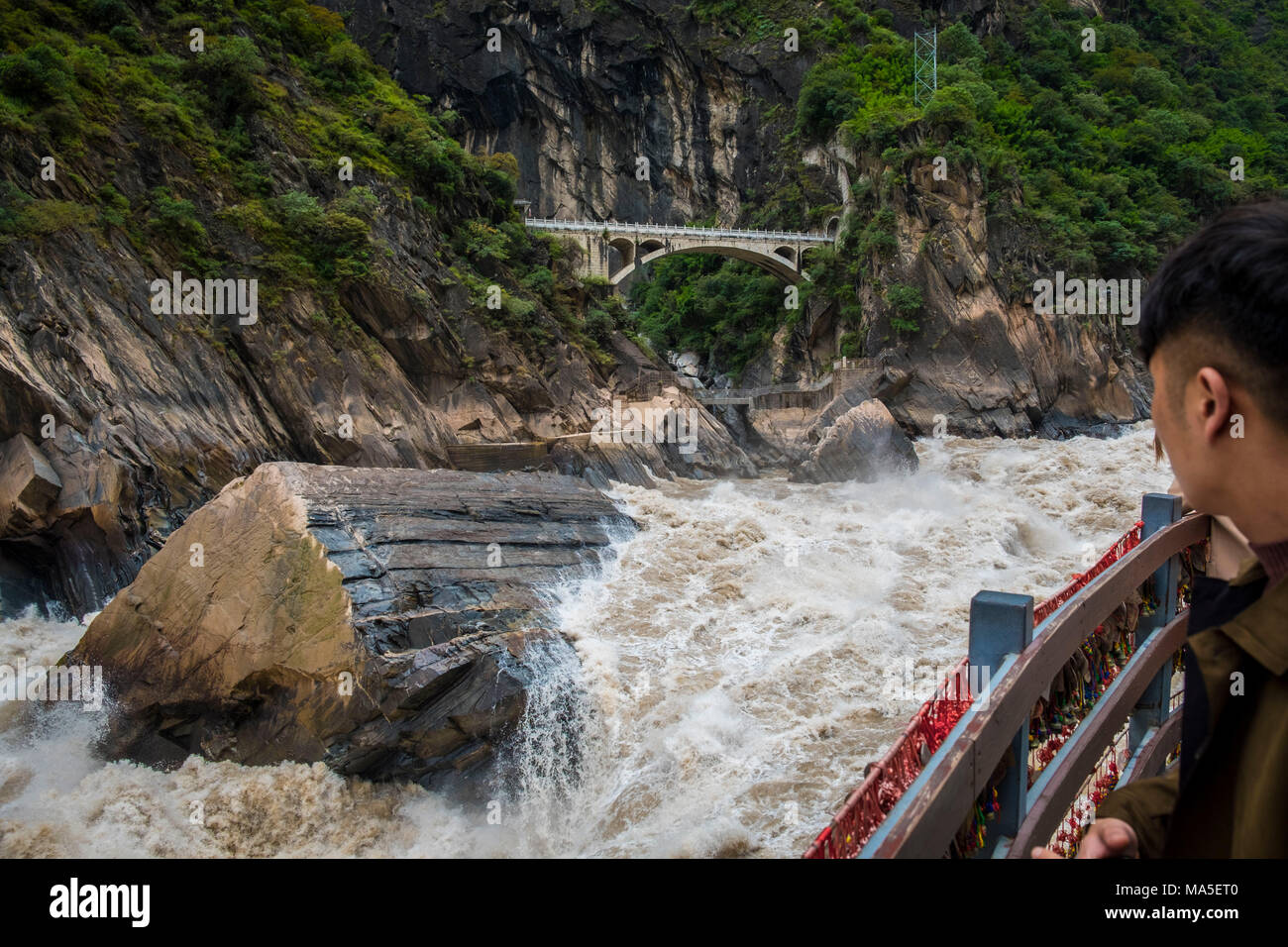 Les touristes à la Gorge du tigre bondissant, Lijiang, Yunnan, Chine, Asie, Asiatique, l'Asie orientale, Extrême-Orient Banque D'Images