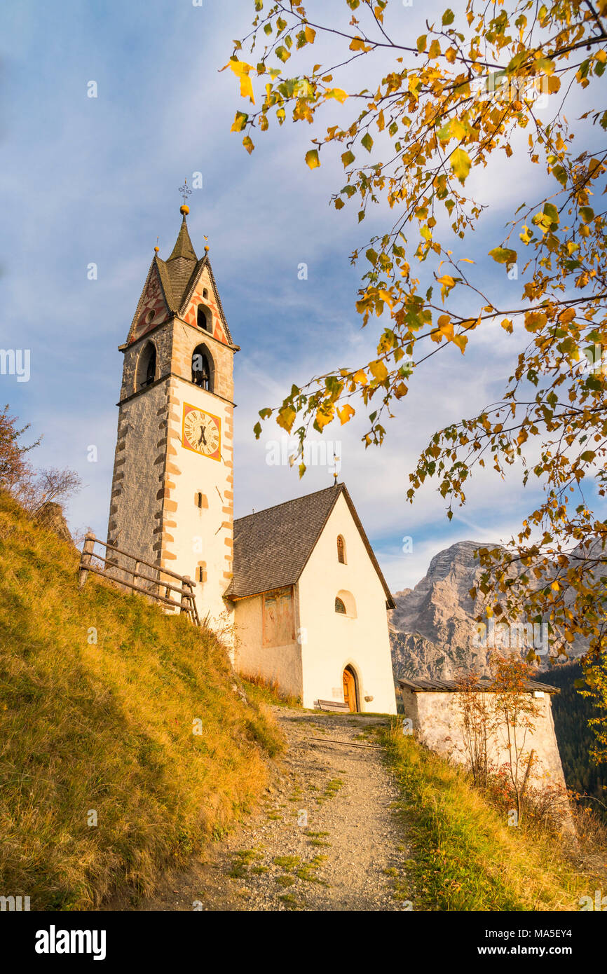 L'église de San Bernardo en automne. La Villa, Val Badia, Trentin-Haut-Adige, Italie Banque D'Images