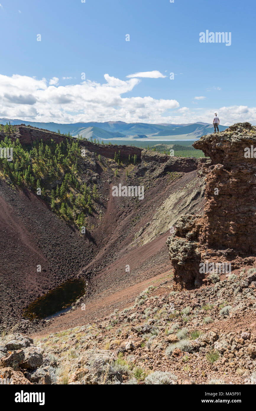 En regardant l'homme volcan Khorgo cratère. Crétariat district, province du Nord, la Mongolie. Hangay Banque D'Images