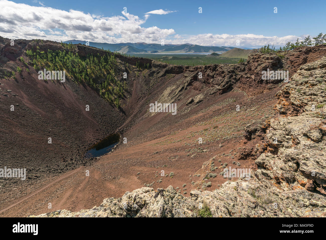 Cratère du volcan Khorgo et Lac Blanc en arrière-plan. Crétariat district, province du Nord, la Mongolie. Hangay Banque D'Images