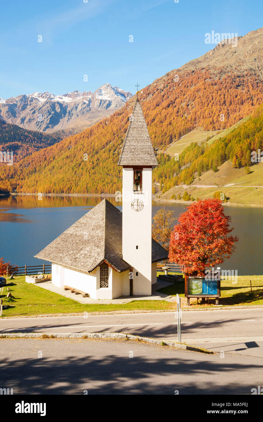 L'église de Verlago lake en automne. Verlago, Senales valley, , du Tyrol du Sud, Bolzano, Italie, Europe Banque D'Images