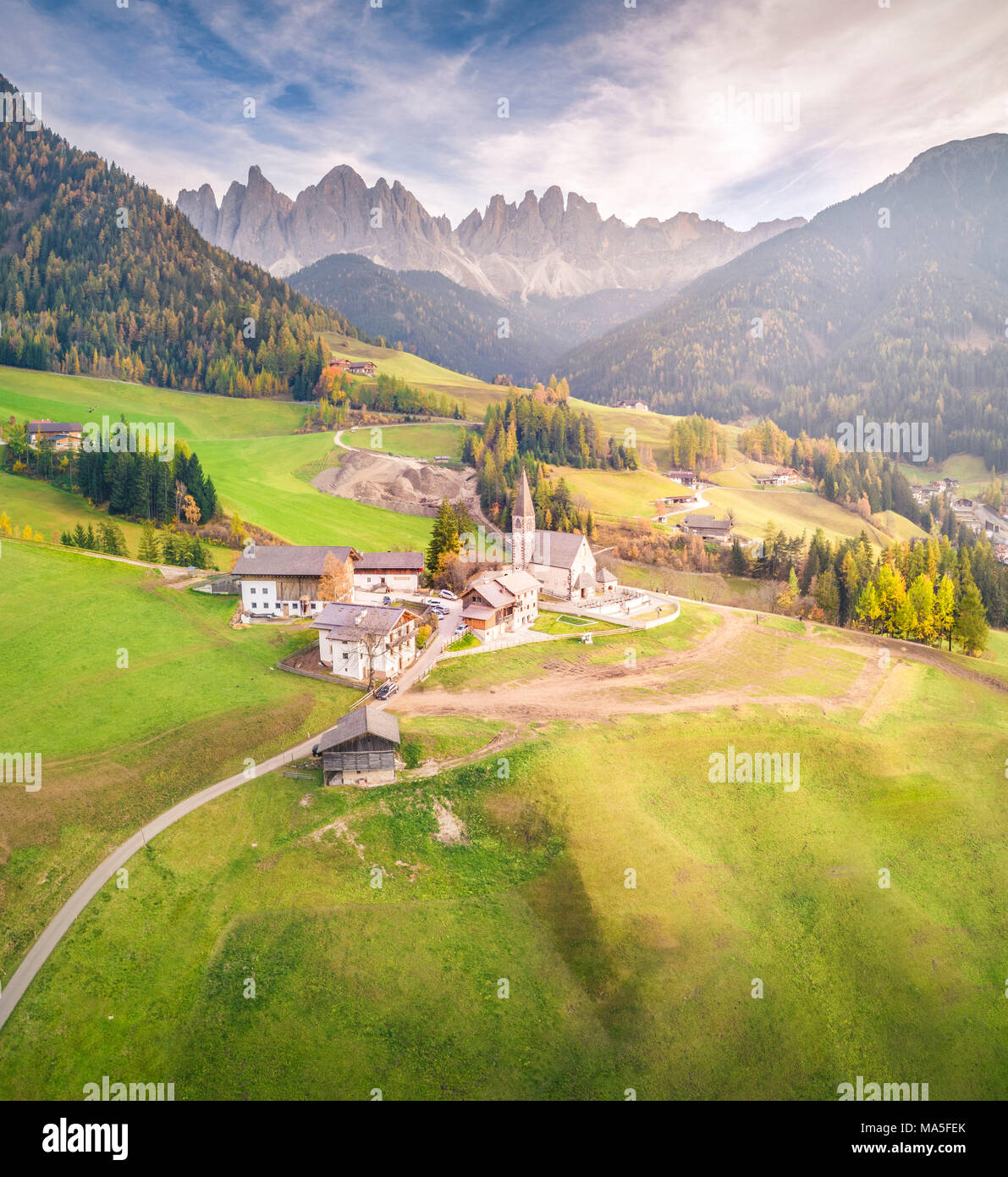 Vue aérienne du village de Santa Magdalena, Funes, vallée de la province de Bolzano, Trentin-Haut-Adige, Italie Banque D'Images