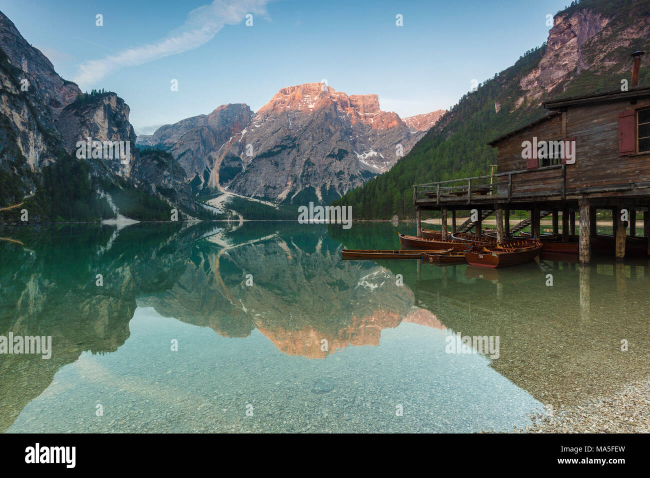 Le lac de Braies (Pragser Wildsee) avec Croda del Becco en arrière-plan, Dolomites, province de Bolzano, le Tyrol du Sud, Italie Banque D'Images