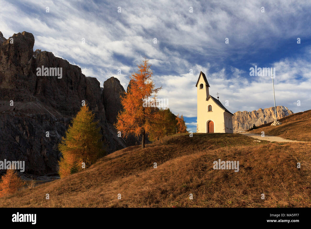 Cappella di San Maurizio à Passo Gardena / Grödner Joch en automne, Selva di Val Gardena, Corvara in Badia Val, Province de Bolzano, Trentin-Haut-Adige, Italie Banque D'Images