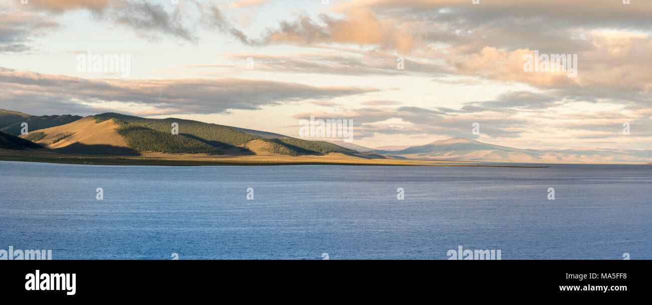 La lumière du matin sur le lac White. Crétariat district, province du Nord, la Mongolie. Hangay Banque D'Images