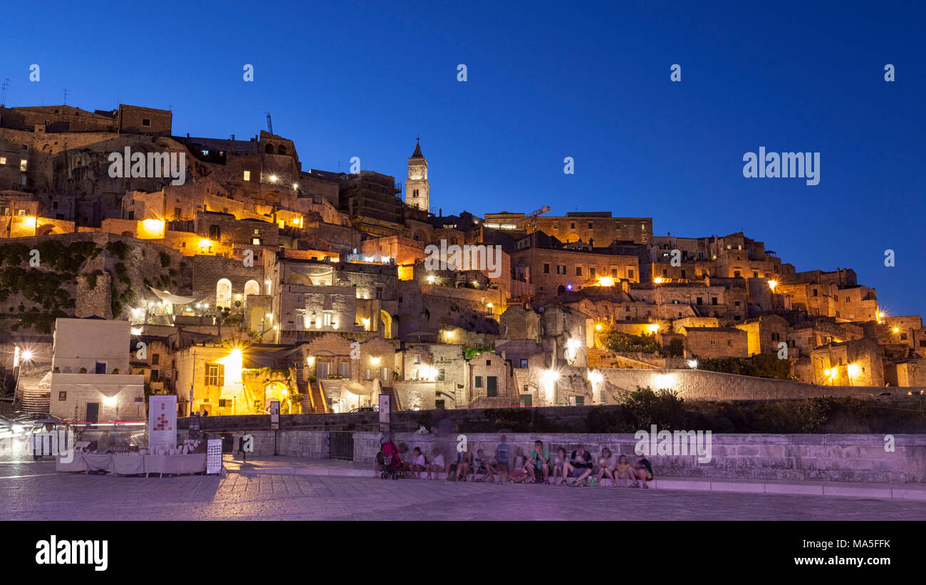 Vue sur la vieille ville et le centre historique appelé Sassi perché sur les rochers au-dessus de la colline, Matera, Basilicate, Italie, Europe Banque D'Images