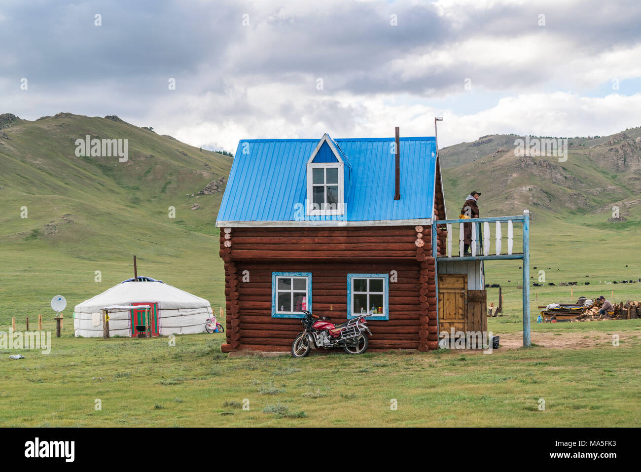 L'homme de Mongolie sur la terrasse de sa maison en bois. Crétariat district, province du Nord, la Mongolie. Hangay Banque D'Images