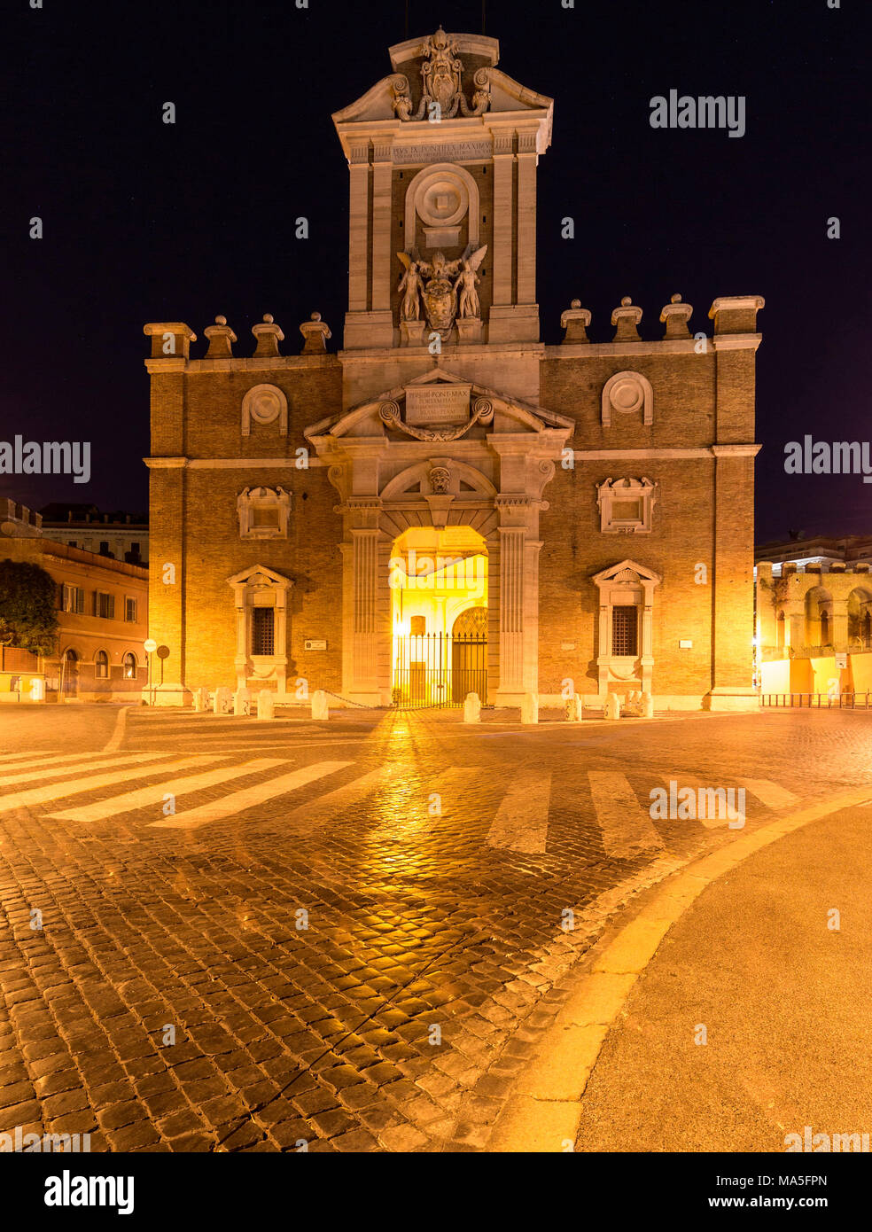 L'Italie, Région du Latium, Rome. Porta Pia par nuit Banque D'Images