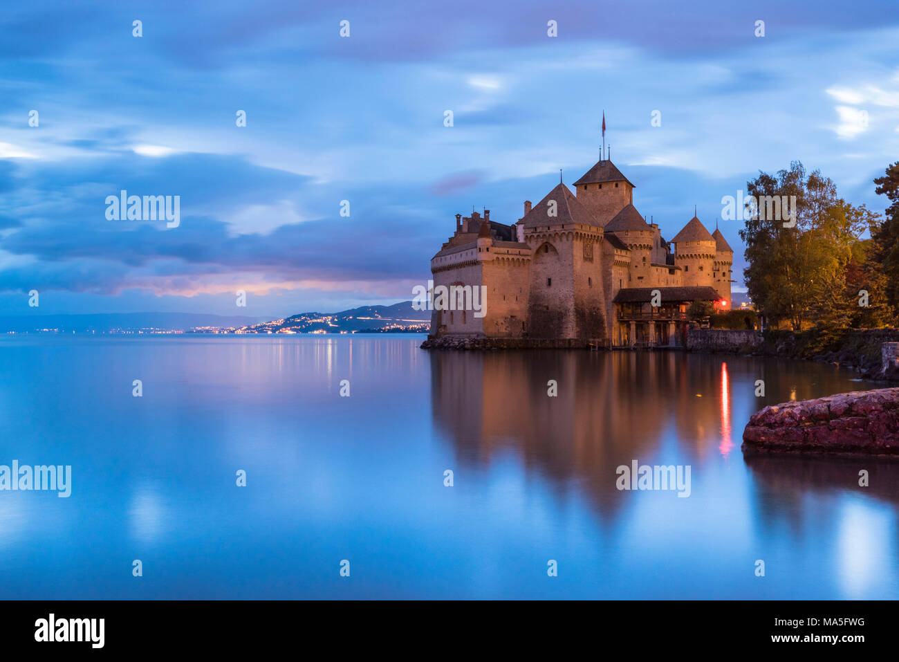 Dans la soirée le château de Chillon, dans le Canton de Vaud, Suisse, Alpes Suisses Banque D'Images