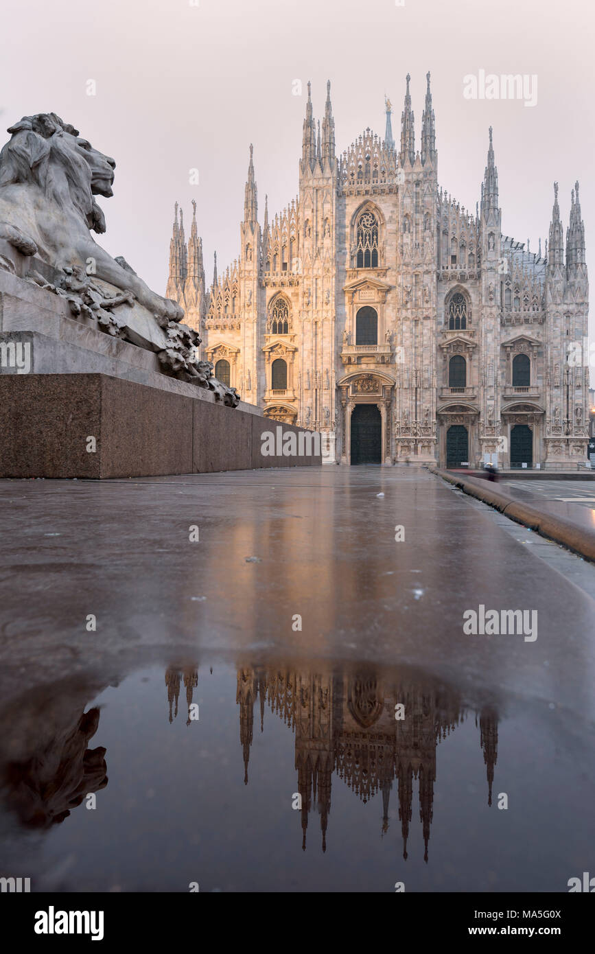 Vue sur la place et la cathédrale gothique, l'icône de Milan, Lombardie, Italie, Europe. Banque D'Images