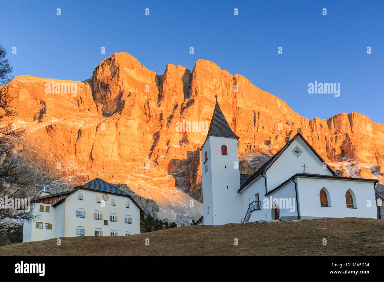 L'Italie, Trentin-Haut-Adige, Sudtirol, l'église al dla Crusc SAS, SAS à l'arrière-plan dla Crusc mountain au coucher du soleil Banque D'Images