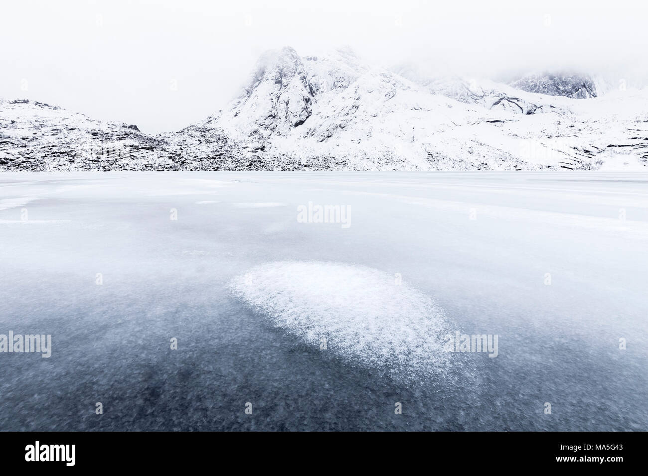 Un lac gelé près de Nusfjord, îles Lofoten, Norvège Banque D'Images