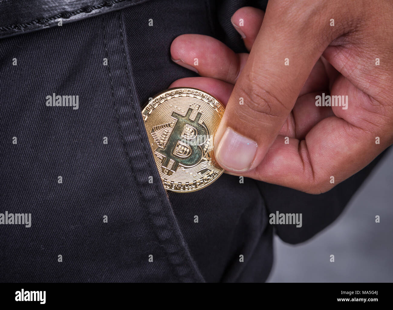 Close up business man en bitcoin pick pocket Banque D'Images