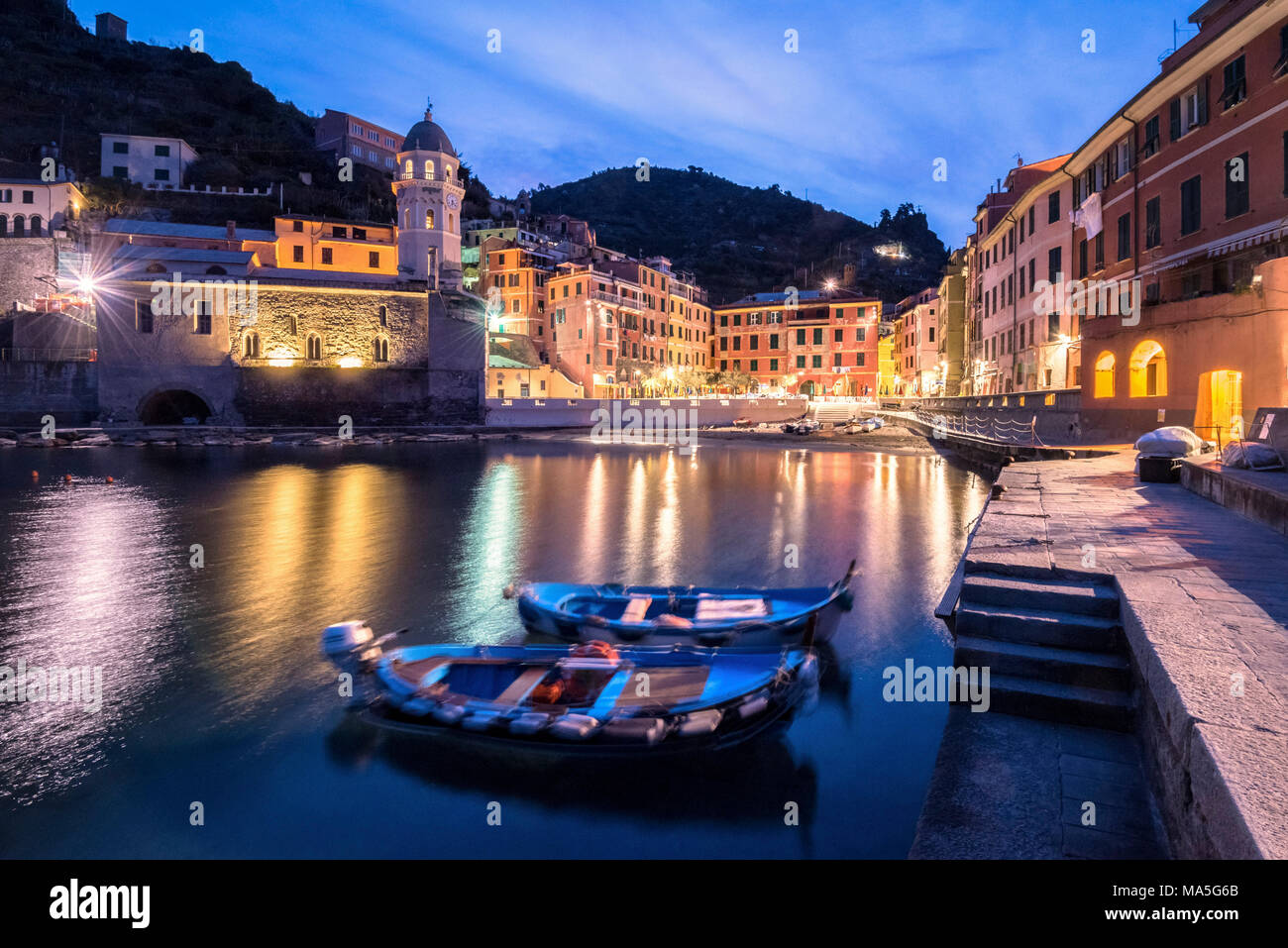 Le port de Vernazza, Cinque Terre, Province de La Spezia, Ligurie, Italie, Europe Banque D'Images