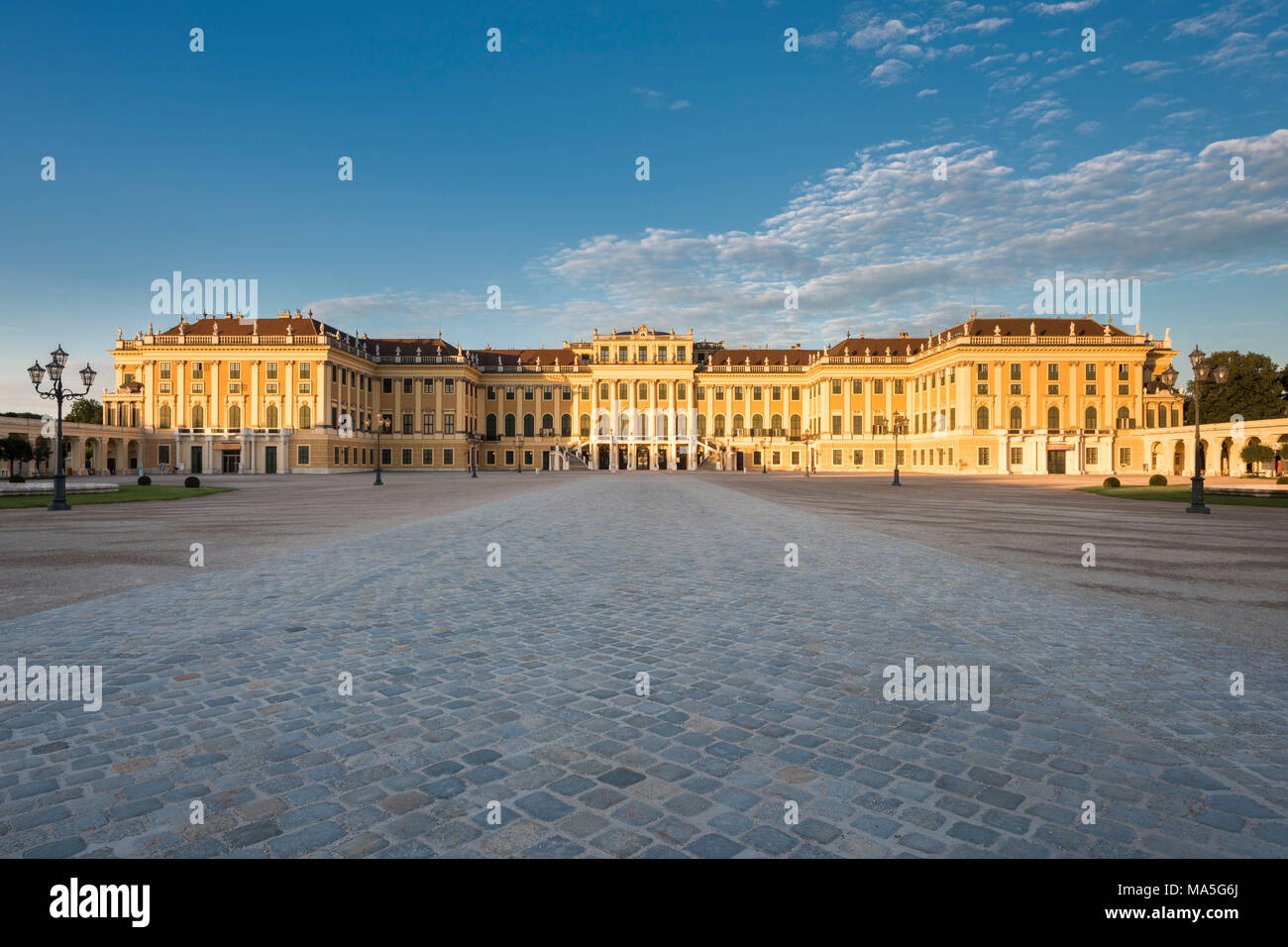 Vienne, Autriche, Europe. Le palais de Schönbrunn et de la cour de la parade au lever du soleil Banque D'Images
