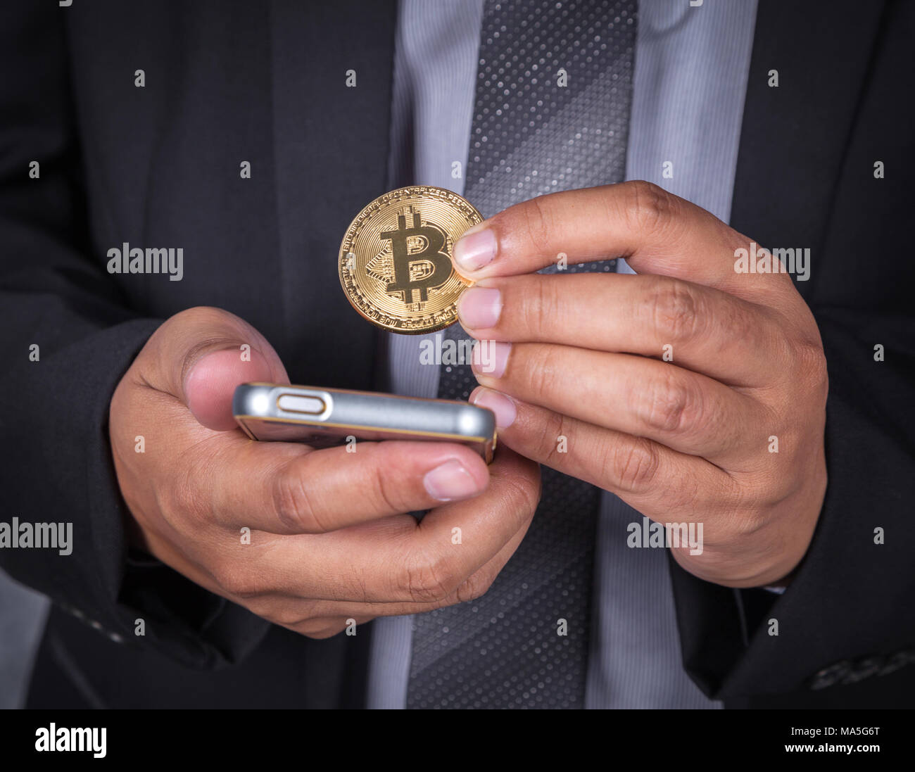 Close up business man et bitcoin l'aide d'un téléphone mobile Banque D'Images