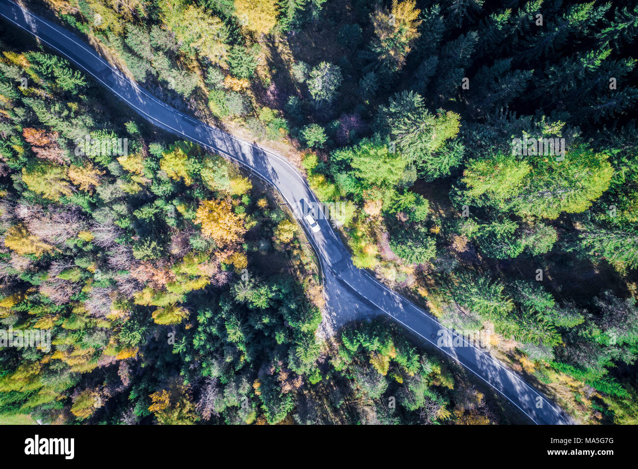Portrait d'une route dans la vallée de Funes, Parc Naturel Puez odle, Tyrol du sud, Italie Banque D'Images