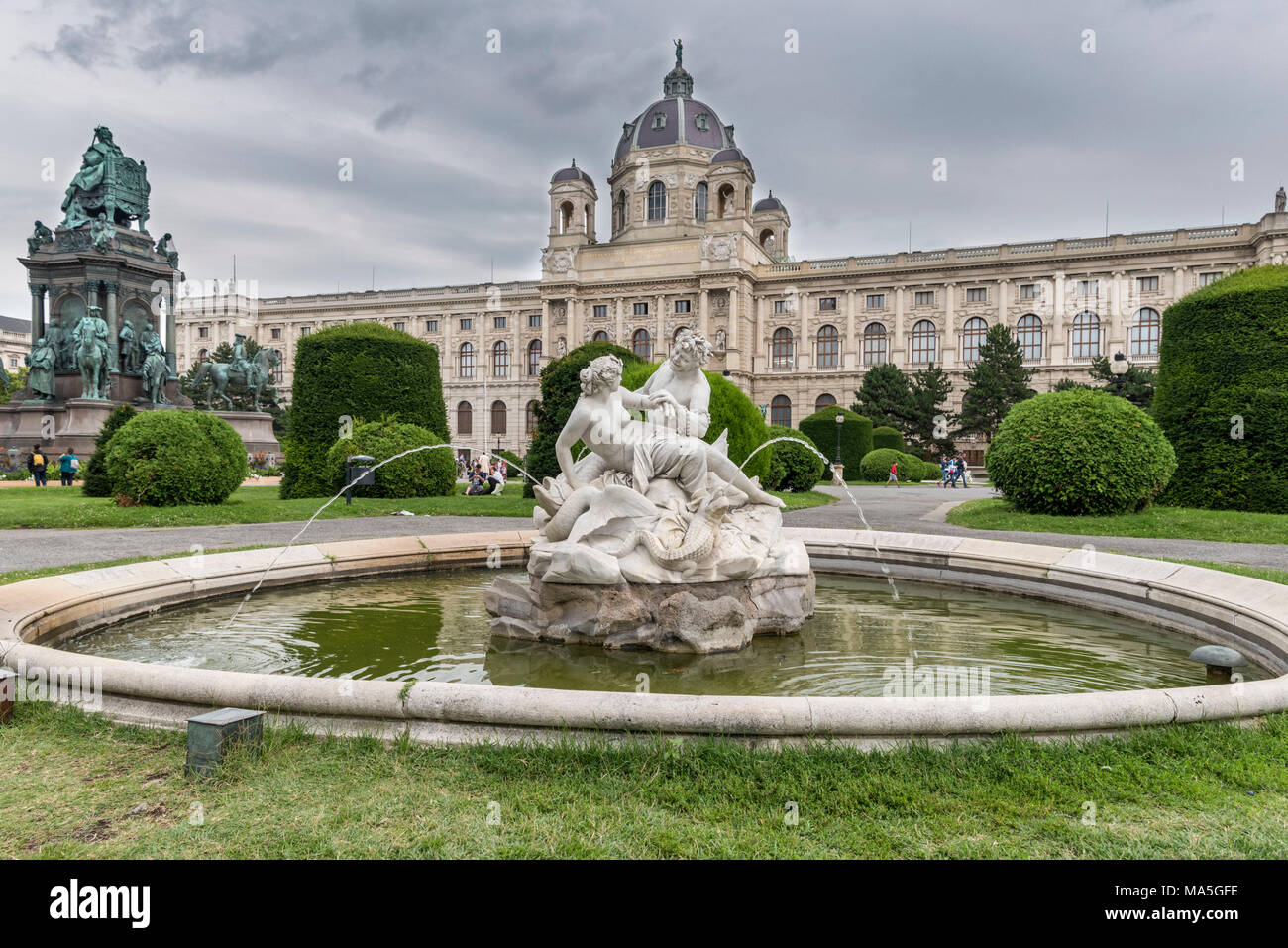 Vienne, Autriche, Europe. Tritons et fontaine des Naïades sur la Marie-thérèse carré avec l'histoire de l'Art Museum de l'arrière-plan Banque D'Images