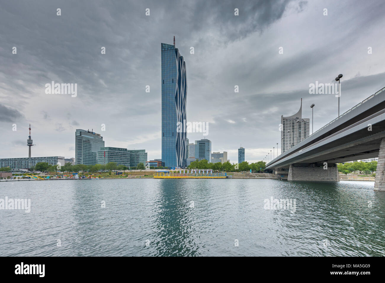 Vienne, Autriche, Europe. Les gratte-ciel de Donau et le Reichsbrücke Banque D'Images
