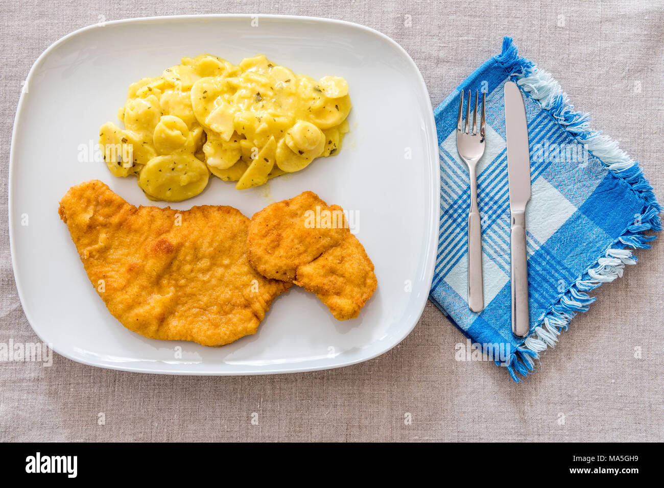 Vienne, Autriche, Europe. Le Wiener Schitzel traditionnels avec la salade de pommes de terre Banque D'Images